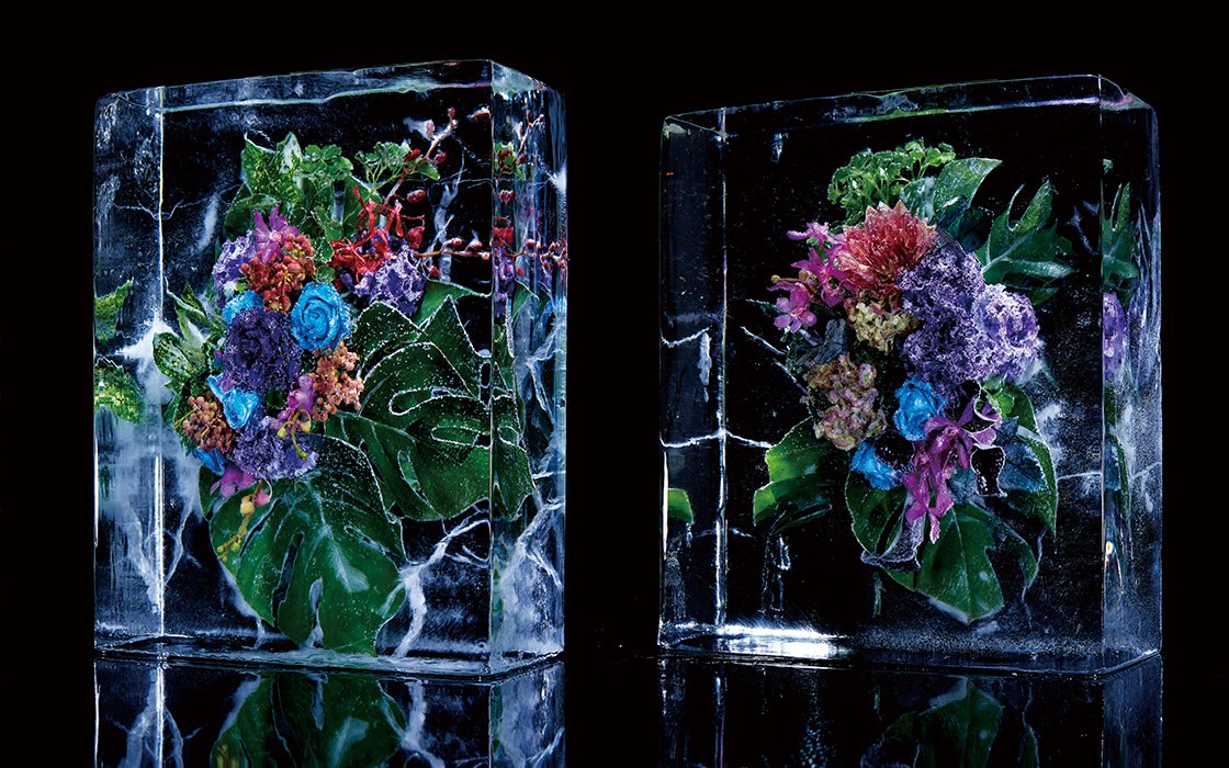 透明な氷の中に閉じ込めた色とりどりの花
