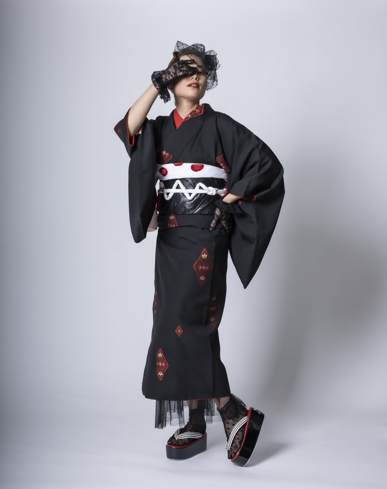 黒い着物にレースの手袋とヘッドドレスを合わせた女性